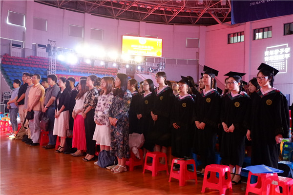 7 555电影
学生和老师唱国歌.jpg