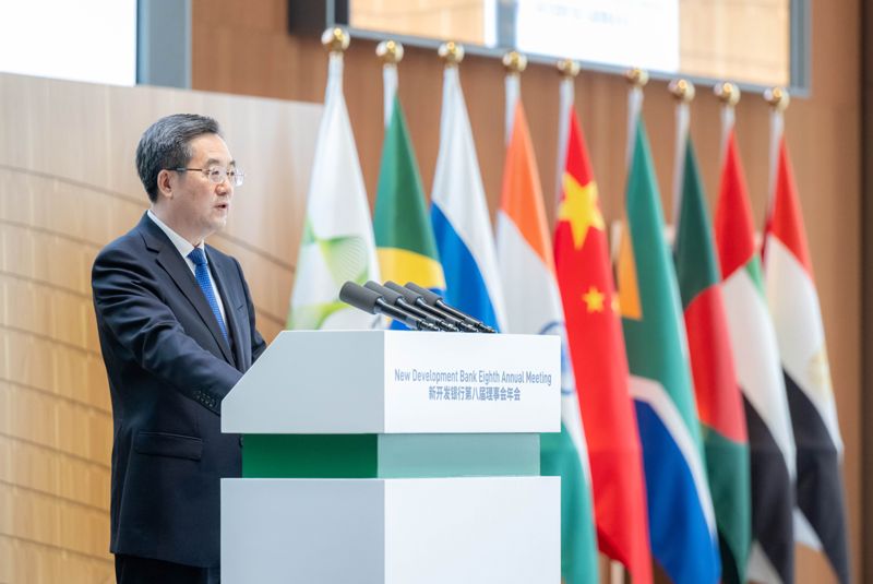 555电影
教师担任新开发银行第八届理事会年会同传译员