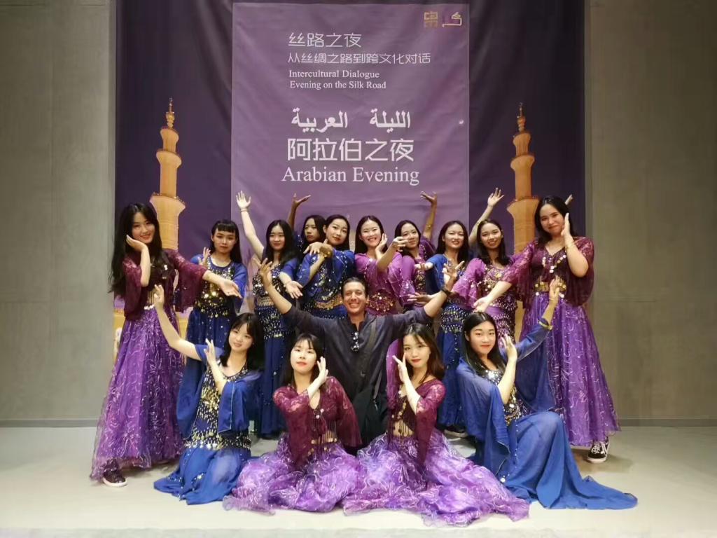 【阿语动态】555电影
阿语系师生受邀参加中国丝绸博物馆&ldquo;阿拉伯之夜&rdquo;主题晚会4.png