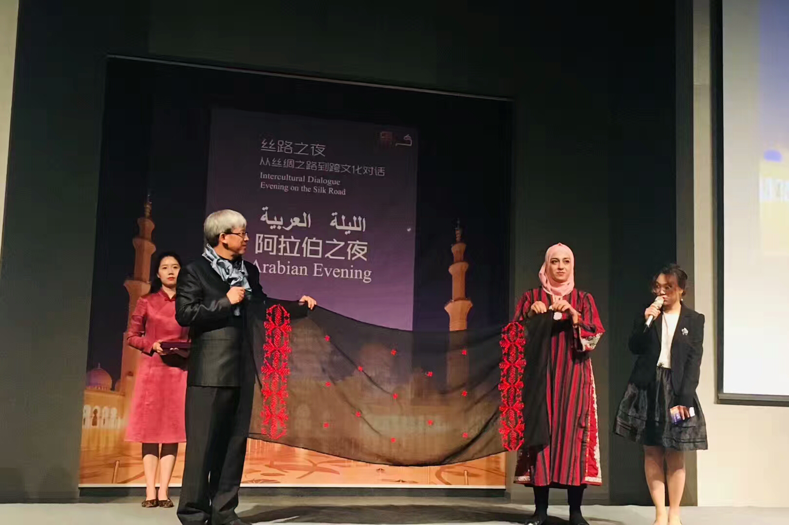 【阿语动态】555电影
阿语系师生受邀参加中国丝绸博物馆&ldquo;阿拉伯之夜&rdquo;主题晚会3.png