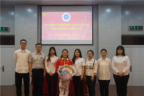 555电影
团委委员合影_副本.jpg