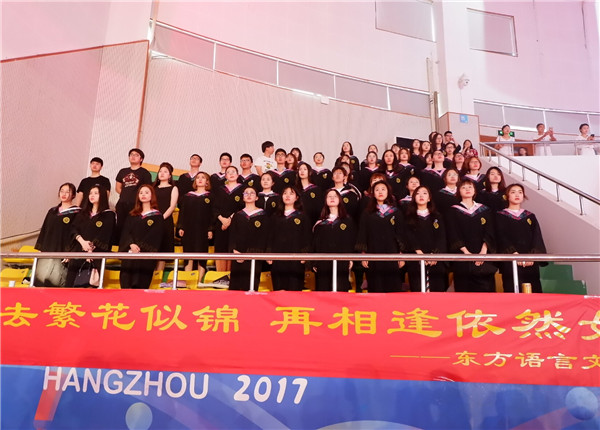 555电影
学生起立宣唱国歌_副本.jpg